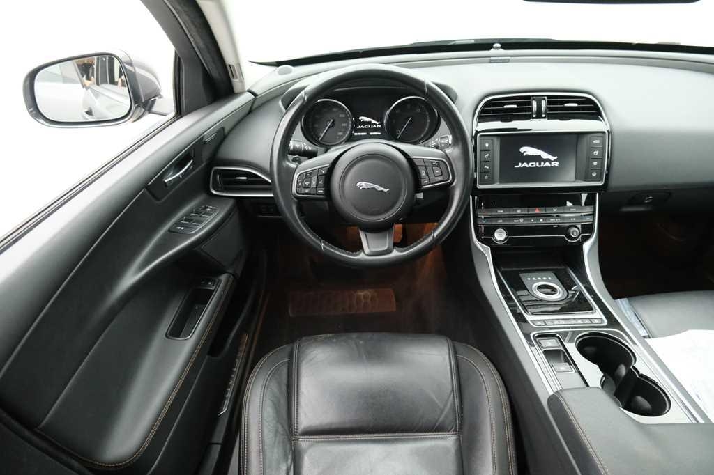 Jaguar XE 2015 фото 4