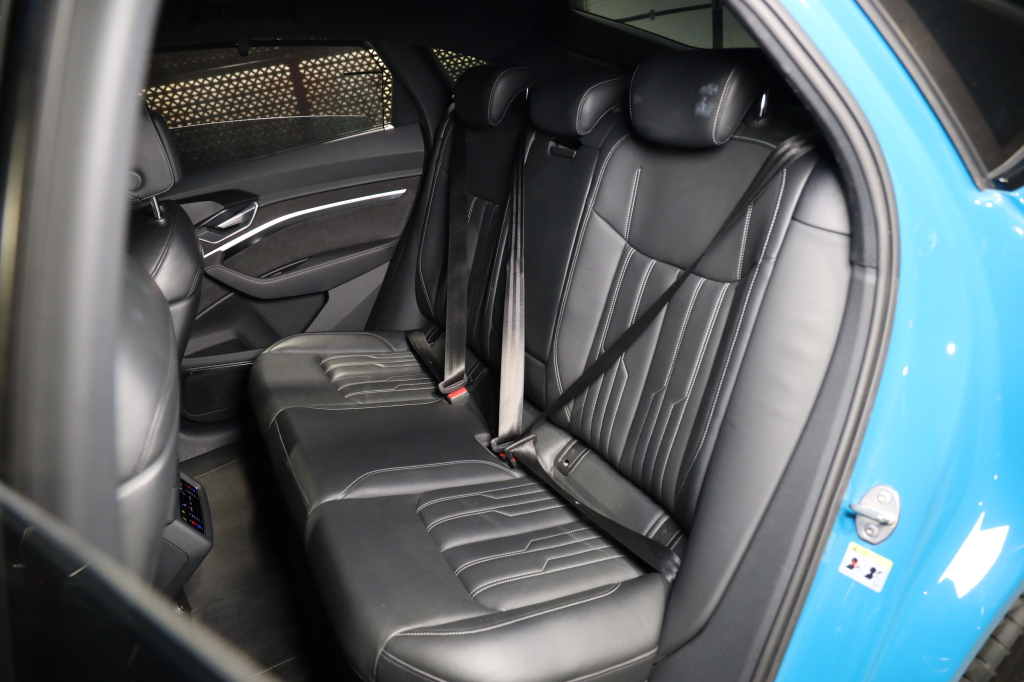 Audi e-tron S 2020 фото 24