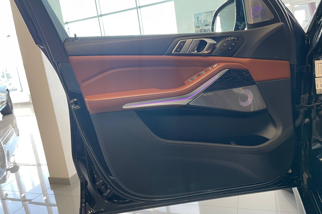 BMW-Alpina XB7 2022 фото 8