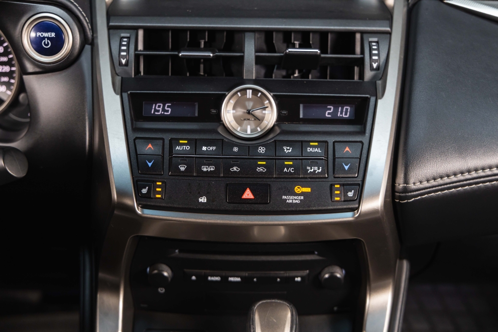 Lexus NX 300H 2016 фото 23