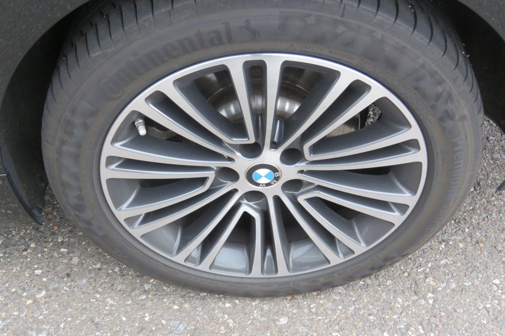 BMW 5er Touring 2019 photo 2