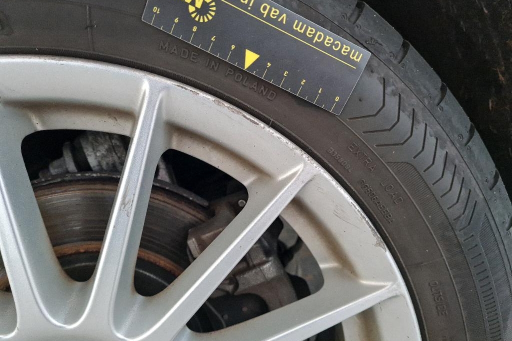 Jaguar XE 2016 photo 27