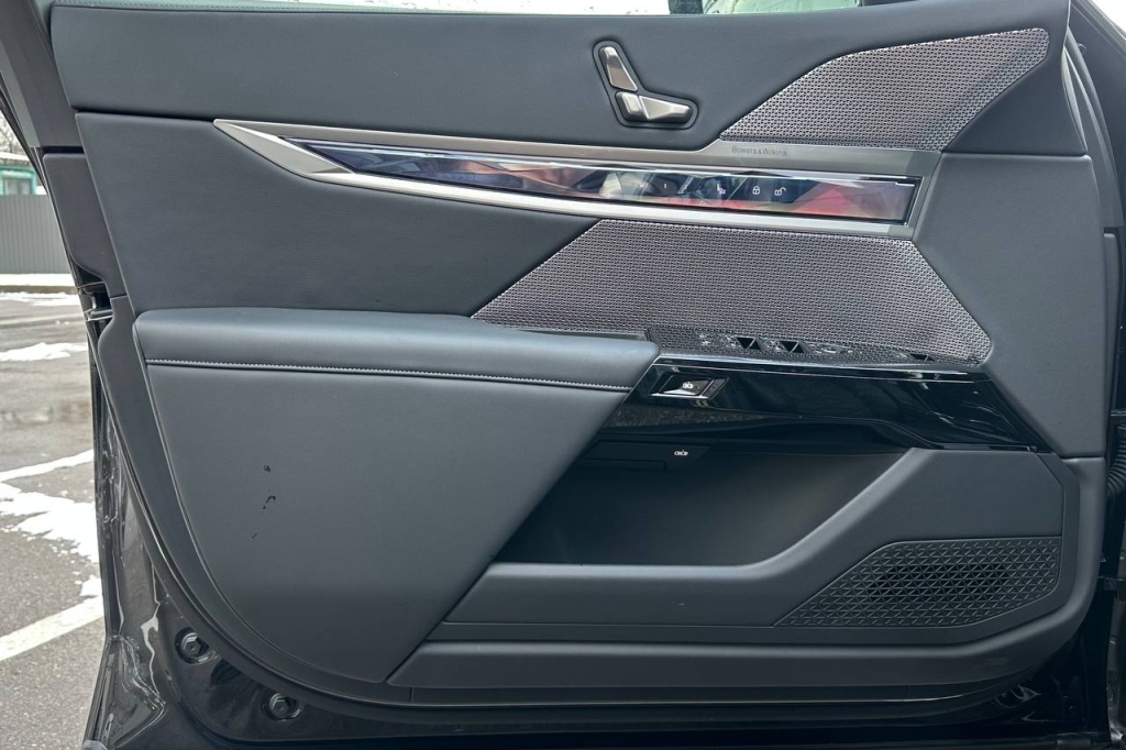 BMW 7 Series 740d 2024 фото 8