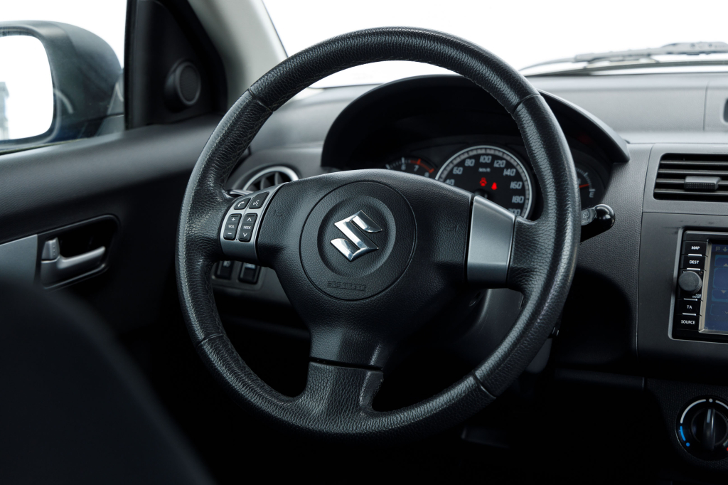 Suzuki Swift 2010 photo 22