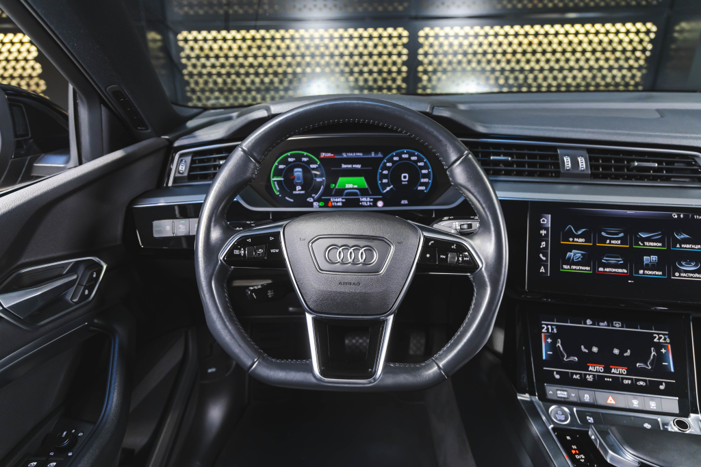 Audi e-tron 2020 фото 17