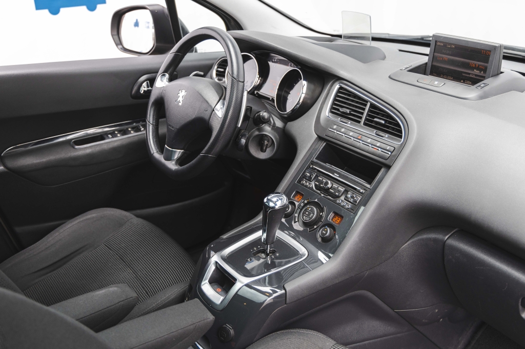 Peugeot 5008 2012 photo 13