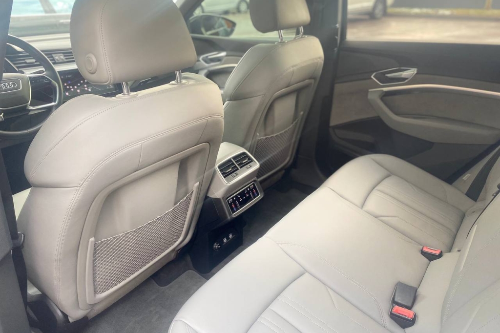 Audi e-tron 2019 фото 12
