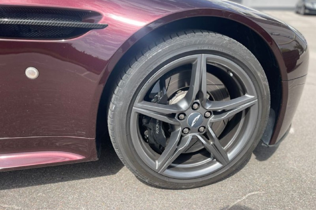 Aston Martin V8 Vantage S 2017 photo 4