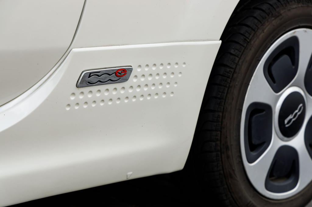 Fiat 500 E 2015 photo 23