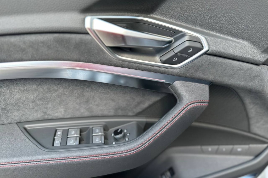 Audi Q8 e-tron 55 114 kWh Quattro S-line 2023 фото 10