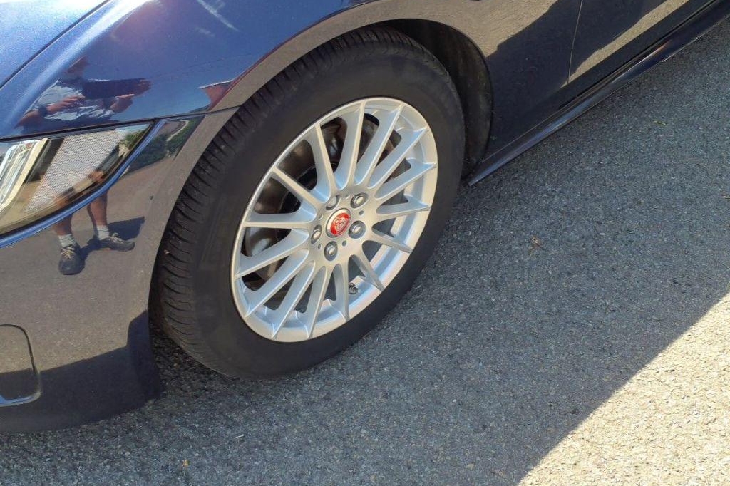 Jaguar XE 2017 photo 17