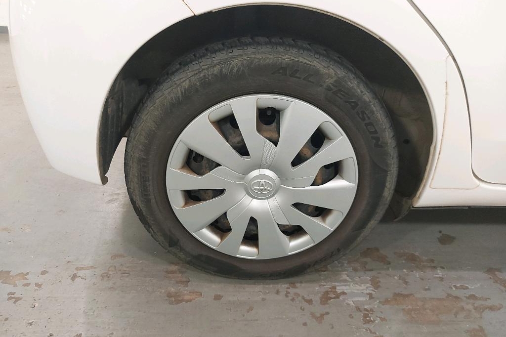 Toyota Yaris 2016 фото 10