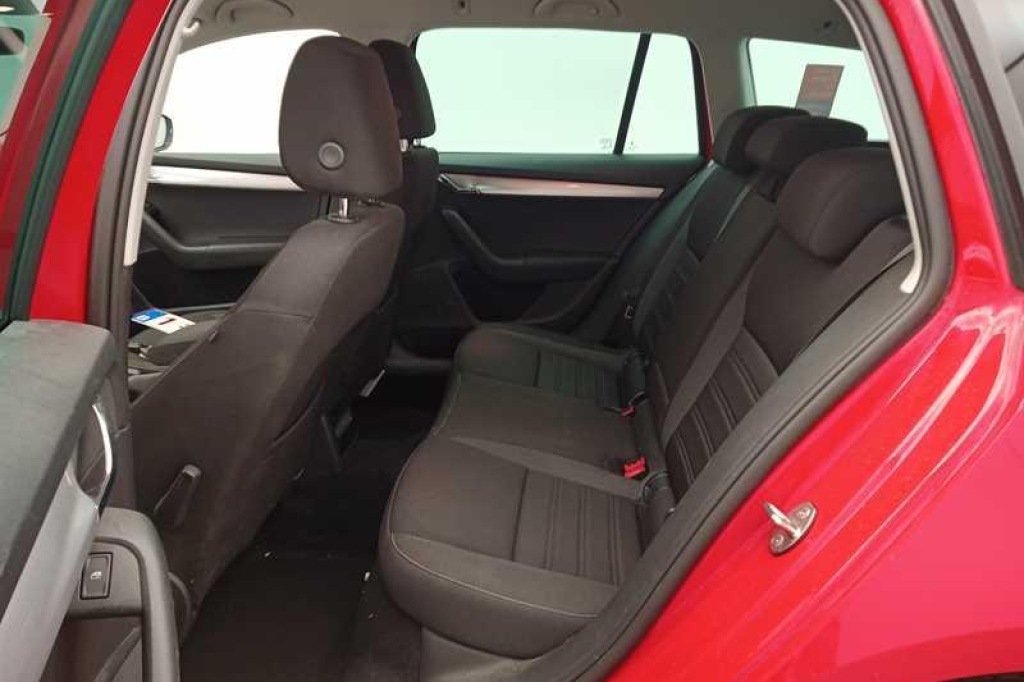 Skoda Octavia Combi 2018 photo 6