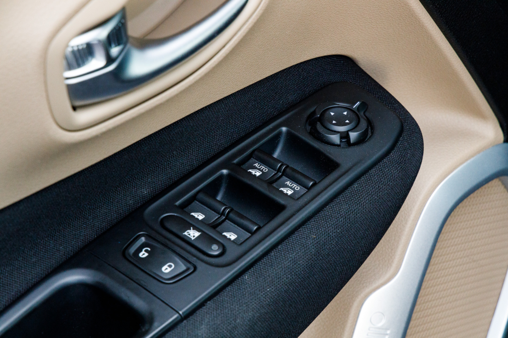 Jeep Renegade Sport 4x4 2015 photo 23