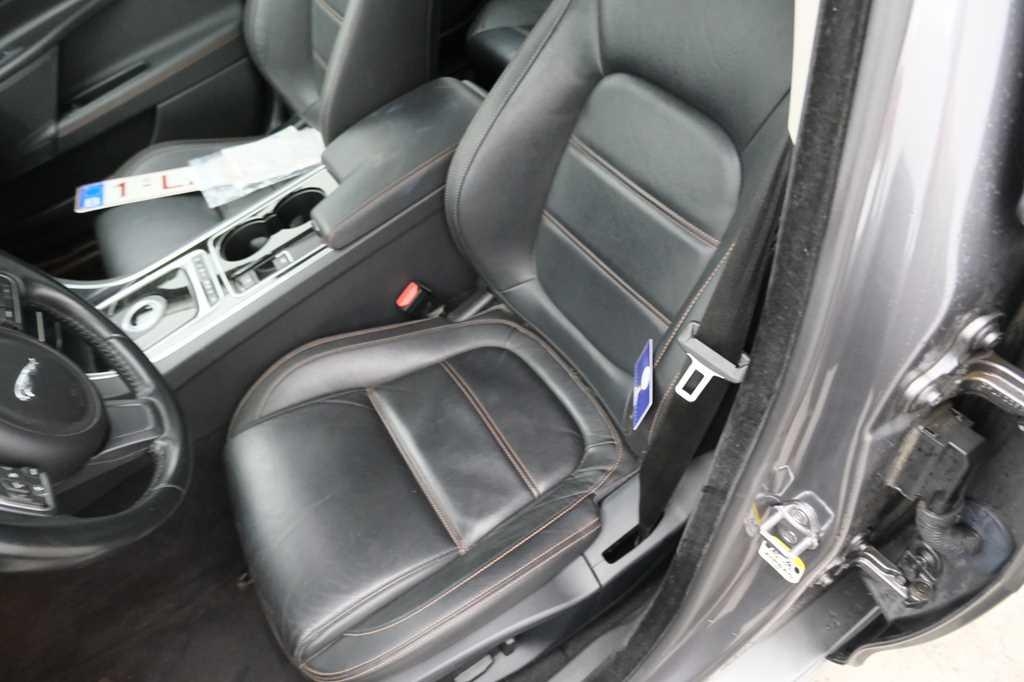 Jaguar XE 2015 фото 17