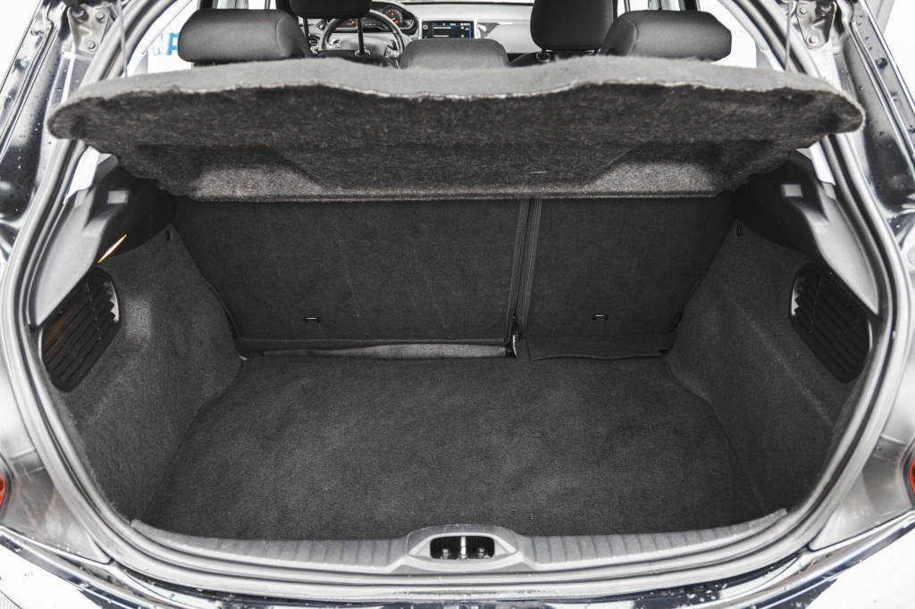 Peugeot 208 2017 фото 30