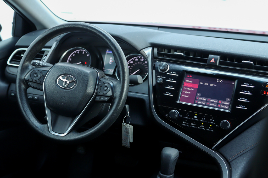 Toyota Camry LE 2017 фото 13
