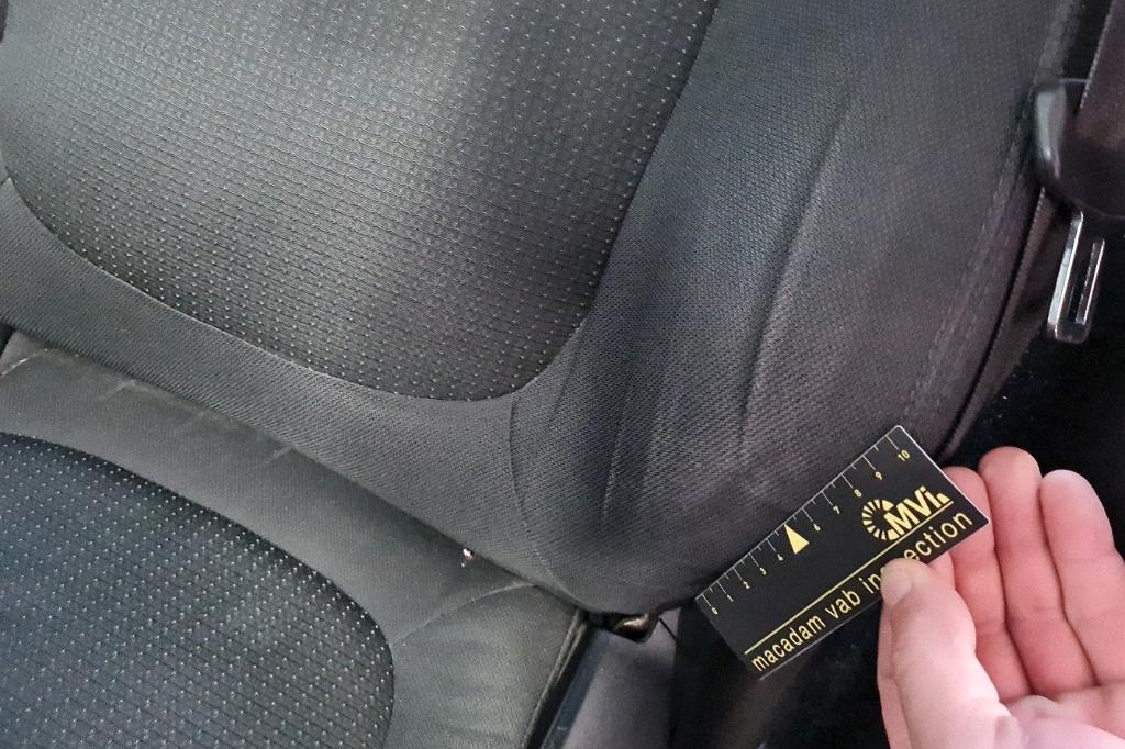 Jaguar XE 2016 photo 22