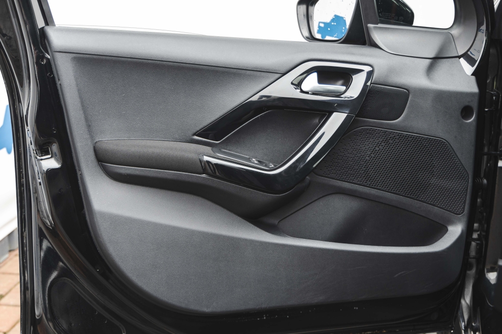 Peugeot 208 2017 фото 13