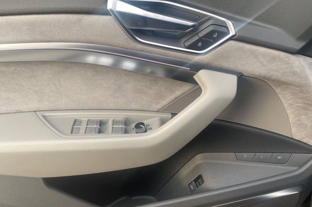 Audi e-tron 2019 фото 7