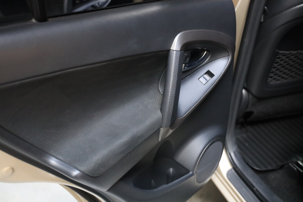 Toyota RAV4 2011 photo 21