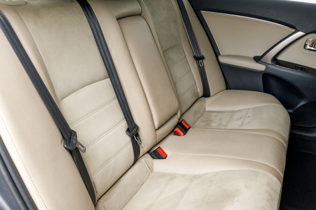 Toyota Avensis 2014 фото 26