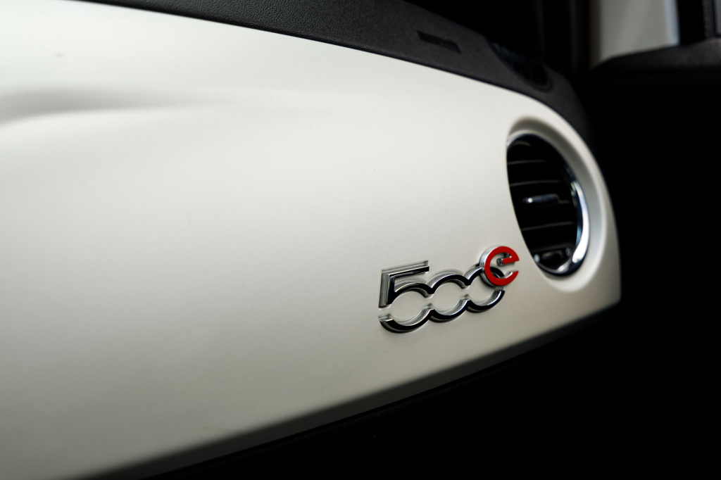 Fiat 500 E 2015 photo 21