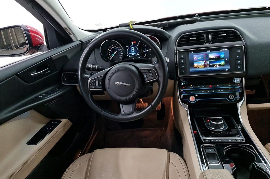 Jaguar XE 2016 photo 6