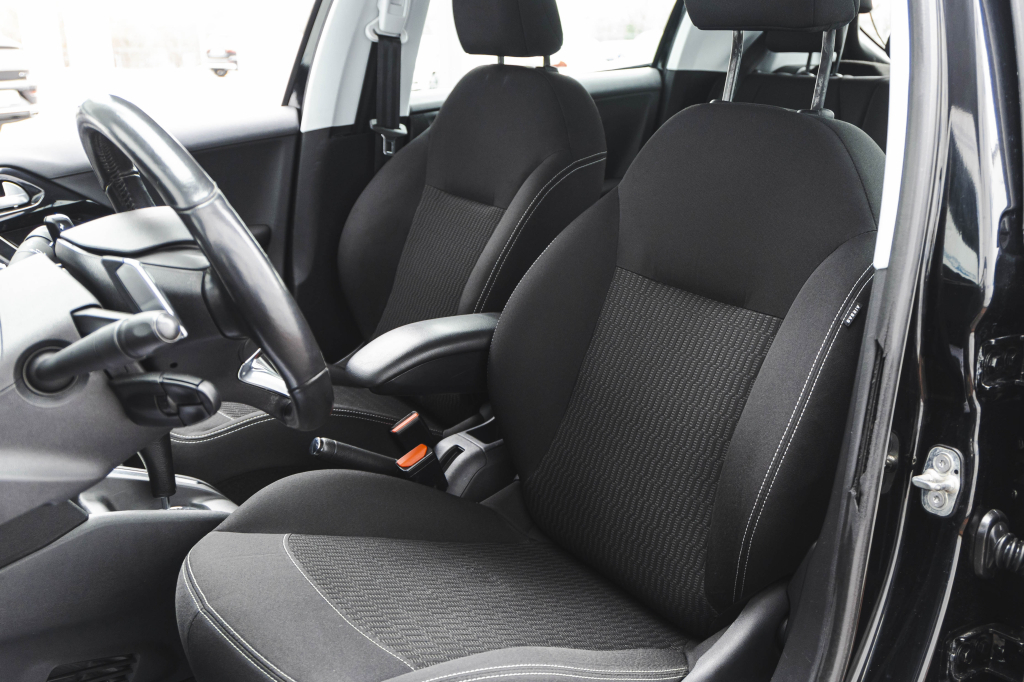 Peugeot 208 2017 фото 15