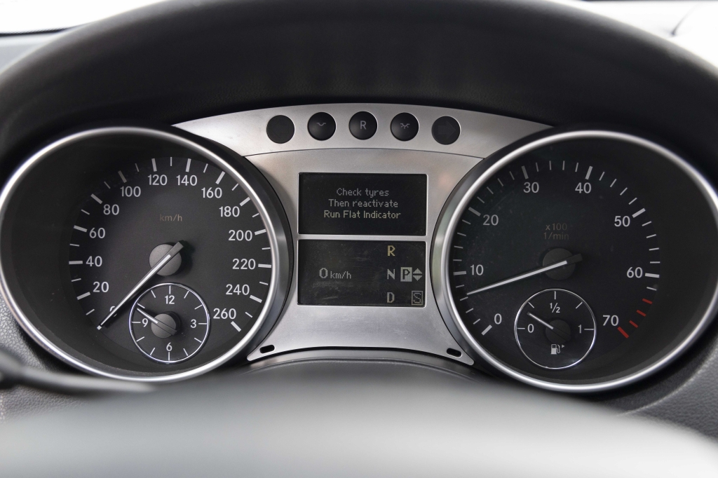 Mercedes-Benz M-Class ML500 W164 2006 photo 26