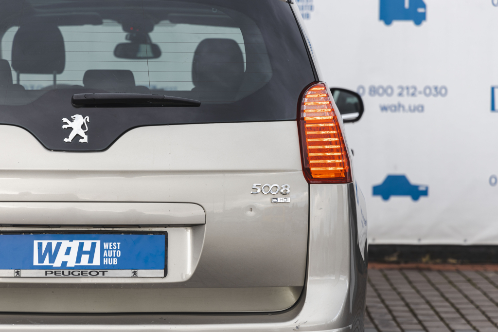 Peugeot 5008 2012 photo 9