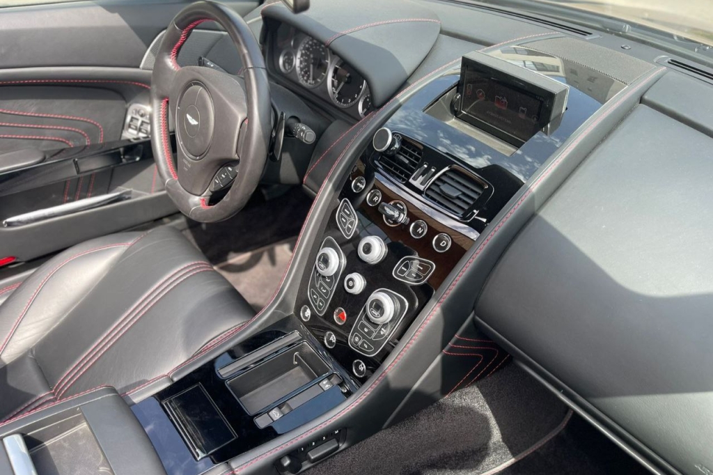 Aston Martin V8 Vantage S 2017 photo 9