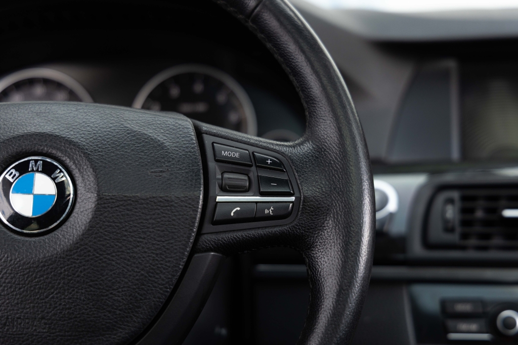 BMW 5 Series 2011 фото 20