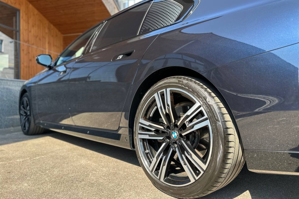 BMW 740 2023 фото 10