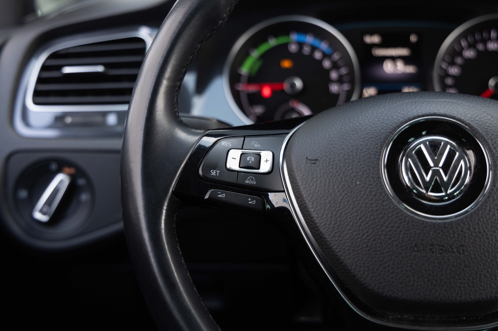 Volkswagen e-Golf 2018 фото 15