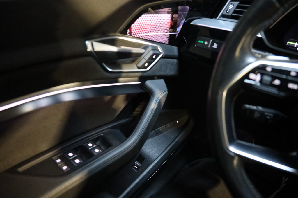 Audi e-tron S 2020 фото 43