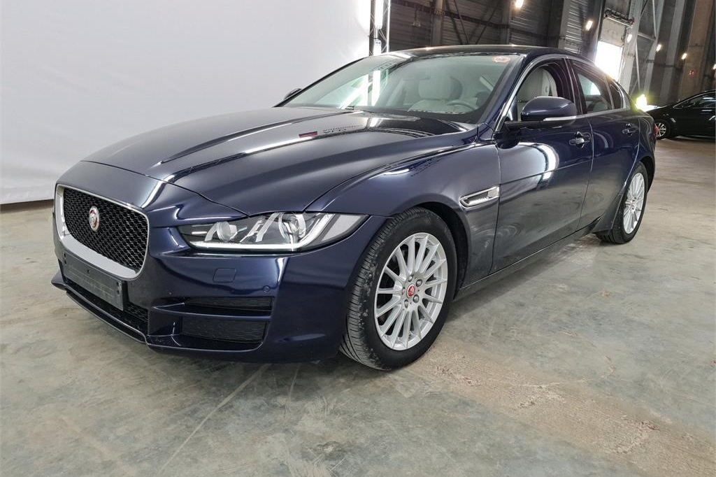 Jaguar XE 2017 photo 1