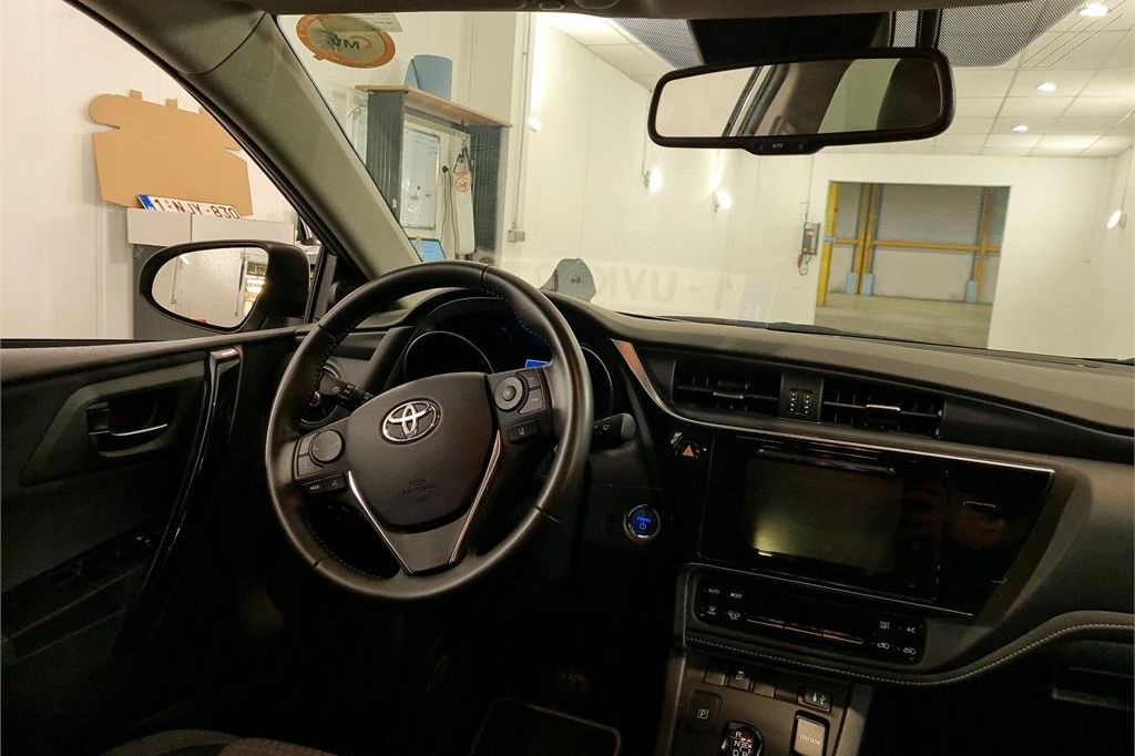 Toyota Auris 2018 фото 1