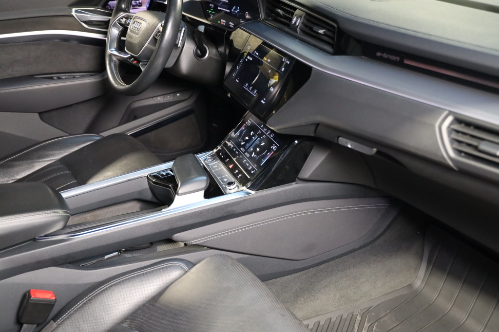 Audi e-tron S 2020 фото 32