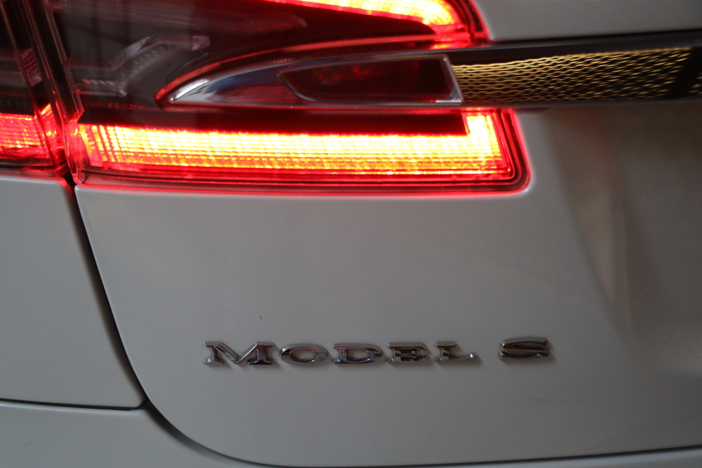 Tesla Model S 2017 фото 11