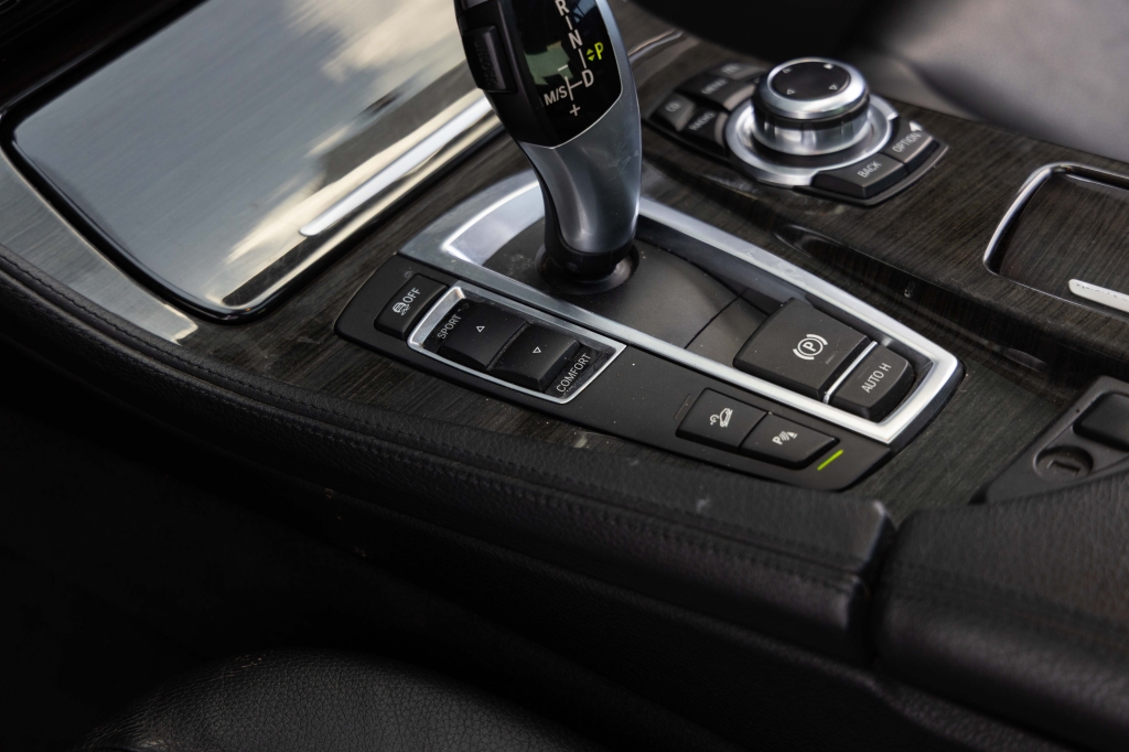 BMW 5 Series 2011 фото 25