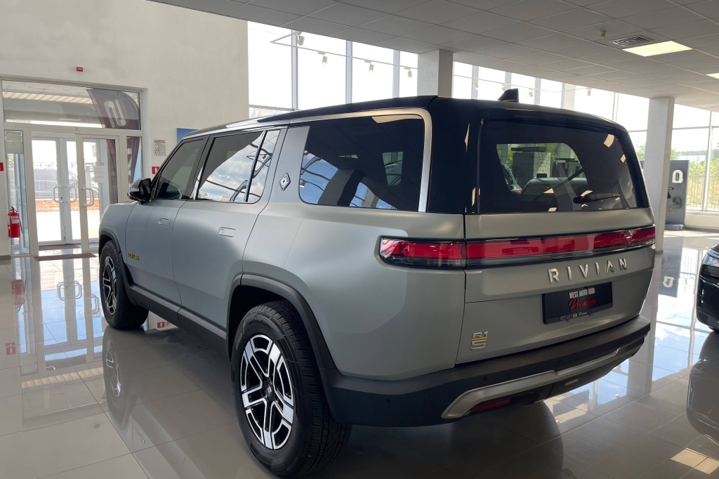 Rivian R1S 2023 photo 2
