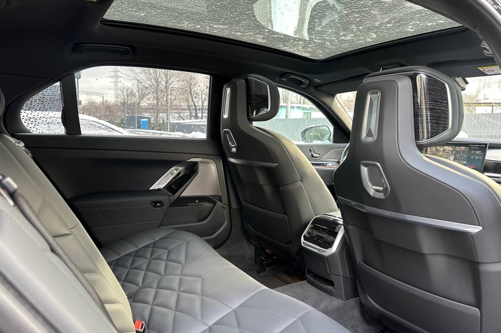 BMW 7 Series 740d 2024 фото 17