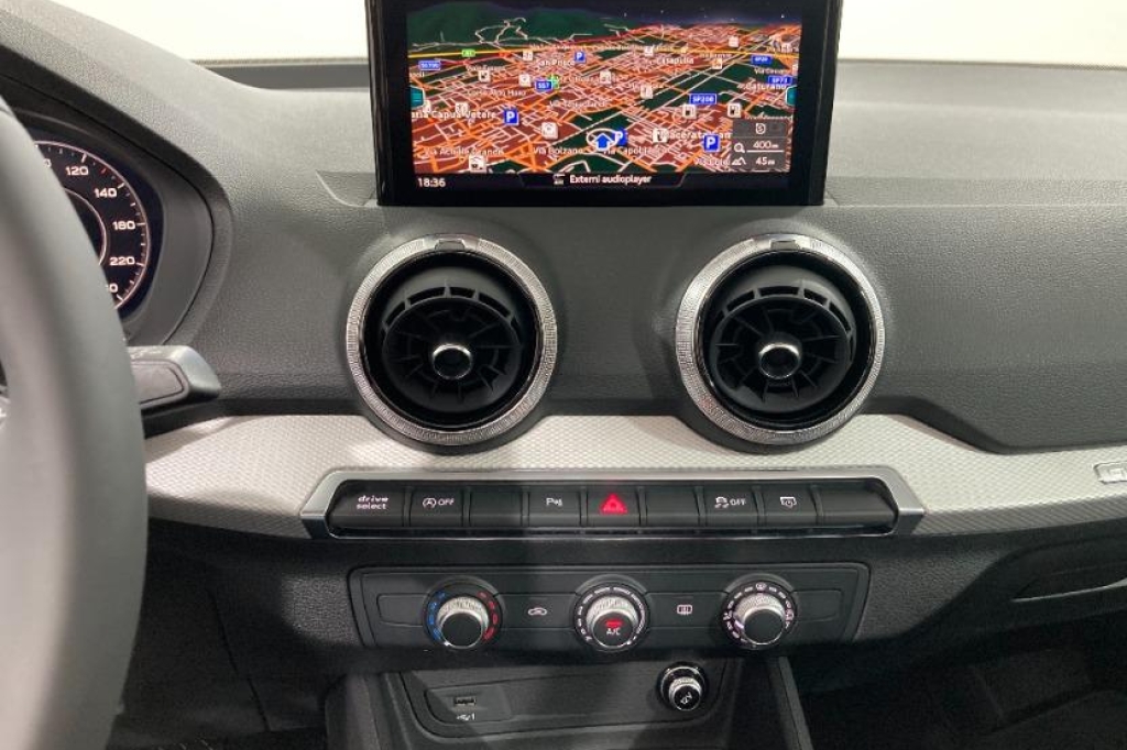 Audi Q2 2021 фото 1