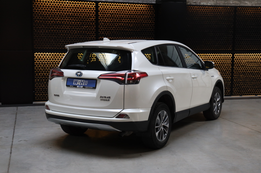 Toyota RAV4 2017 фото 5