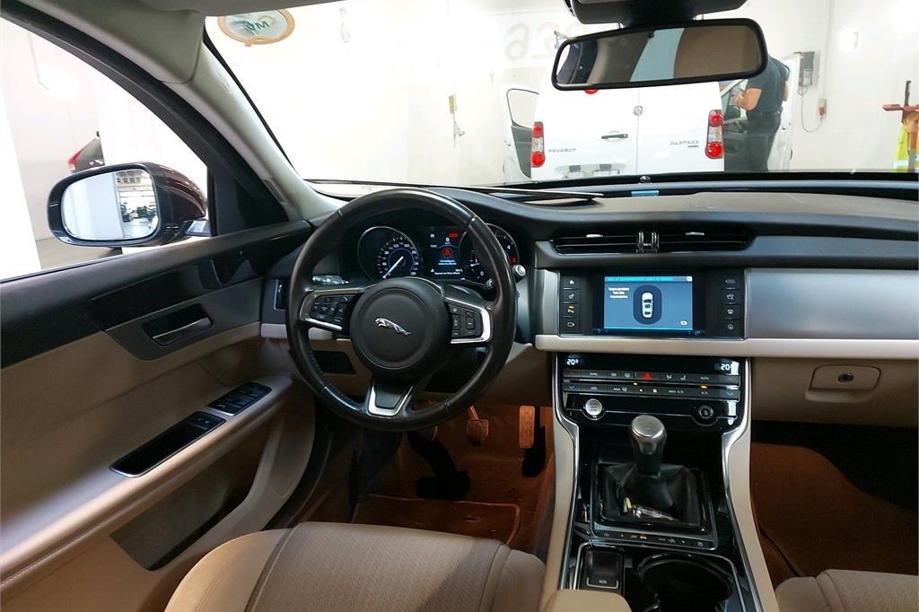 Jaguar XF 2018 фото 1