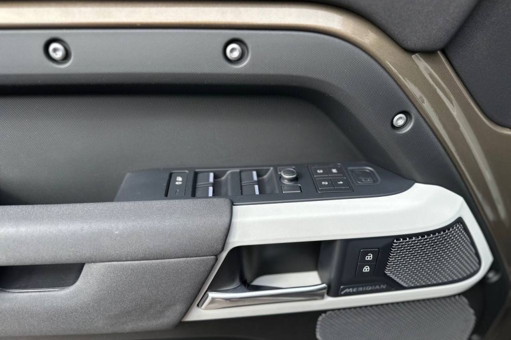 Land Rover Defender 2020 photo 11