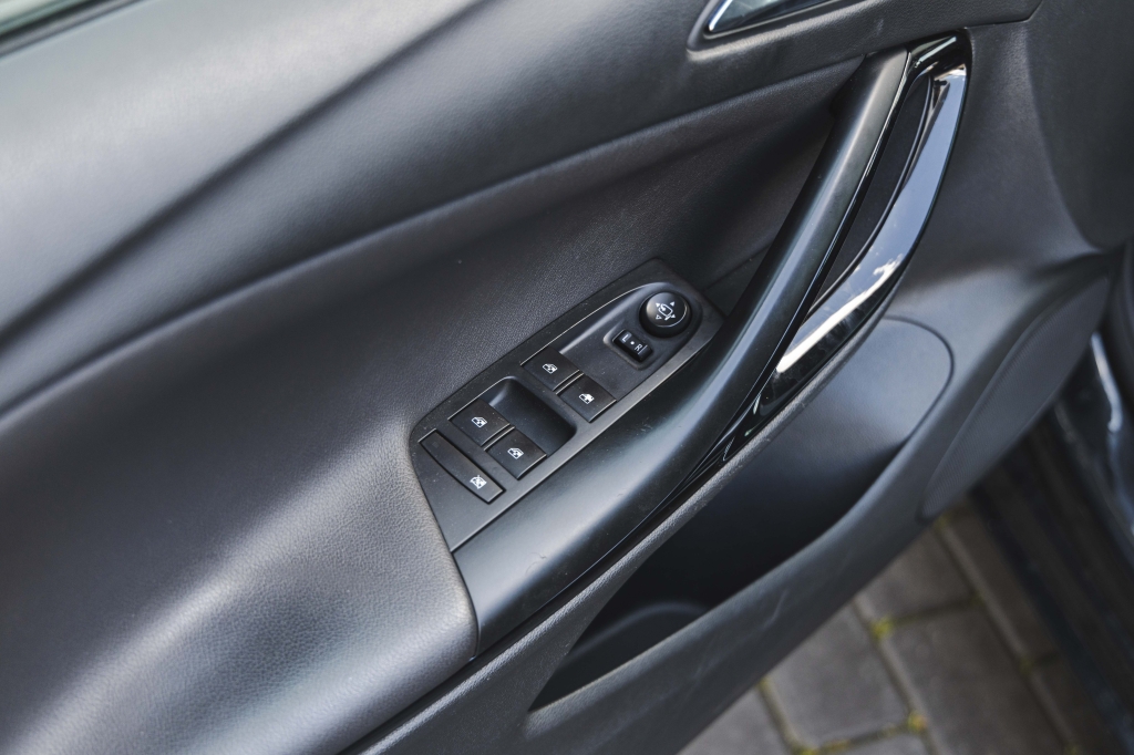 Opel Astra K 2016 photo 25