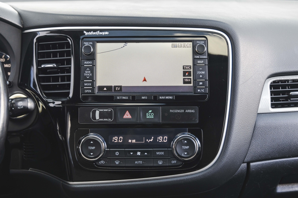 Mitsubishi Outlander PHEV Plug-In Hybrid 2013 photo 28