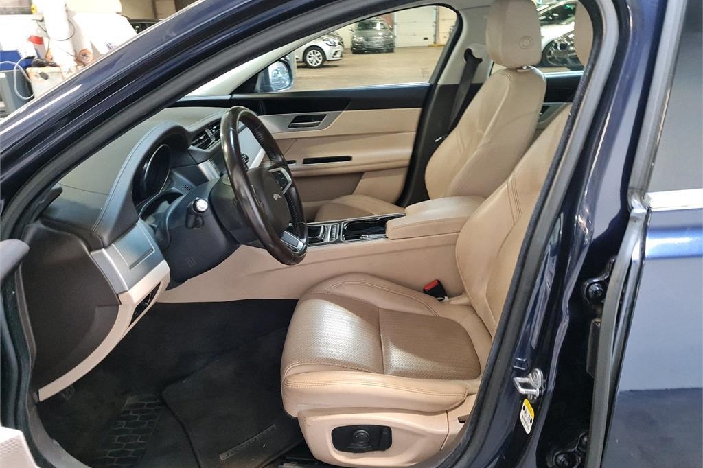 Jaguar XF Sportbrake 2018 фото 6